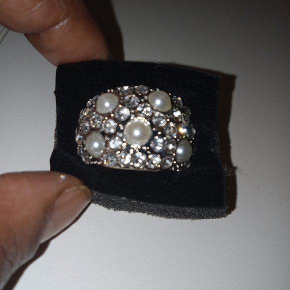 Stretch Rings Grey Faux Pearl Rhinestone Ring and Bracelet set. - Picture 4 of 7